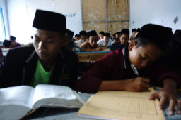 Santri Ponpes At Tahzib Jombang Ngaji 70 Kitab Kuning selama Ramadhan