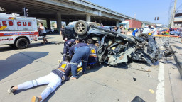 Terobos Lampu Merah, Sedan Ditabrak Pick Up