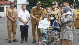 Pj Wali Kota Malang Serahkan Klaim JKM kepada Tiga Ahli Waris Peserta Jamsostek