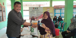 Ringankan Beban Warga Kades Jabaran Bantu Salurkan Beras Bulog ke Warganya 