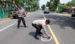 Polres Nganjuk Tandai Jalan Berlubang di Wilayahnya dengan Cat Putih