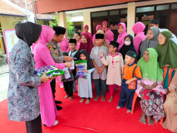Polsek Krian Bersama Bhayangkari Bagikan 200 Takjil dan Santuni 30 Anak Yatim dan Duafa