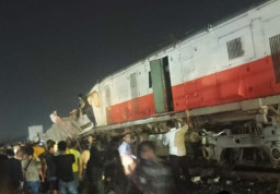 Kereta Tabrak Truk Mogok, Masinis Terluka Parah