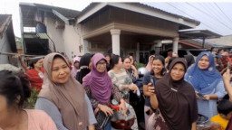 Warga Tanah Mas Indah Berkumpul dan  Menolak Truk Galian C Melintas