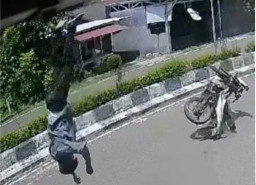 Ngebut dan Melawan Arah, Motor Tabrak Pembatas Jalan, Pengemudi Terpental