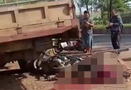 Ayah Bonceng Anak Tabrak Truk Fuso Parkir, Dadanya Tertumbuk Besi