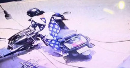 Terjerat Kabel yang Tersangkut Truk, Wanita Ini Makin Sial karena Tertindih Motor Sendiri