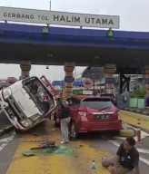 Tujuh Kendaraan yang Terlibat Tabrakan Beruntun di GTO Halim Rusak Parah