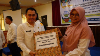 Melalui Camat Se Kotabaru, Bapenda Serahkan SPPT tahun 2024