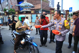 Mabes Polri dan Wartawan Berbagi Takjil, Kadiv Humas: Polri Hadir di Masyarakat