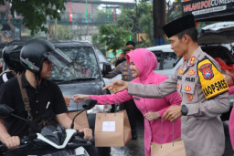 Aksi Mulia Kapolres Batu dan Bhayangkari Bagikan Ratusan Takjil Gratis