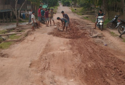 Akibat Aktivitas Kendaraan Bertonase Lebihi Batas, Jalan Desa Lubuk Saung Rusak Parah