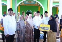 Bupati Kotabaru Serahkan Bantuan pada Acara Safari Ramadhan 1445 H 