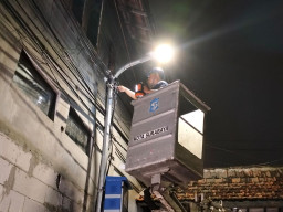 PJU Usulan Warga 100 persen Terpasang, Wali Kota Eri Cahyadi Cek Pemasangannya Se-Surabaya