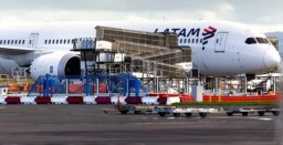 Pramugari Salah Pencet Tombol, Latam Airlines Terjun Bebas