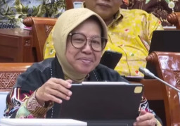 Soal Tak Dampingi Jokowi saat Bagi-Bagi Bansos, Risma: Alah Uwes Nggak Usah