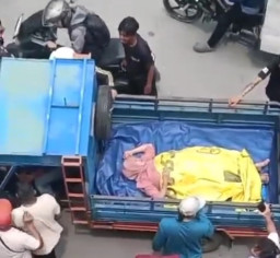 Pertahankan Motor, Wanita Ini Terseret Motor Ratusan Meter