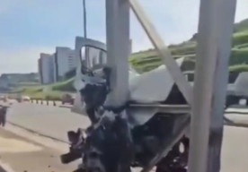 Tabrak Tiang, Mobil Renault Hancur Berkeping-keping