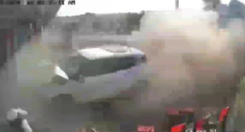 Mobil Melaju Kencang Tabrak Restoran, Dua Orang Tewas