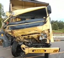 Dua Truk Adu Banteng, Satu Sopir Tewas