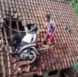Saking Ngebutnya, Motor sampai Nyangkut di Atap Rumah