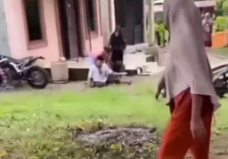 Diduga Sering Melecehkan Istri Orang, Imam Desa Dikeroyok dan di Dibacok