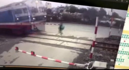 Turun dari Bus Menyeberangi Rel, Pelajar Tewas Ditabrak Kereta