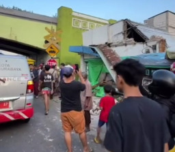 Surabaya Diguncang Gempa, Warga Panik Berhamburan Keluar dari Rumah dan Kantor
