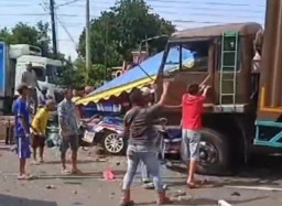 Odong-Odong Tabrak Truk, Puluhan Luka-Luka
