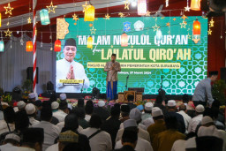 Di Malam Nuzulul Quran, Wali Kota Eri Ingatkan Warga Surabaya Berzakat di Kampungnya Sendiri