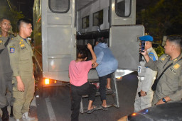 Satpol PP Surabaya Amankan 3 Remaja Pesta Miras saat Ramadan