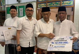 Berkah Ramadhan, BPJS-TK Santuni Pengurus RT di Ponorogo Usai Tarawih