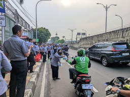 Kalapas Cipinang Bagikan Takjil ke Sejumlah Pengendara