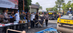 Ciptakan Kondusifitas Jelang Lebaran, Polres Batu Musnahkan Barang Bukti