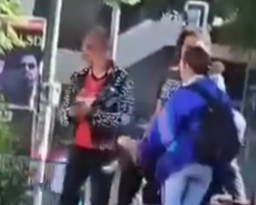 Seorang Wanita Ditikam di Depan Banyak Orang