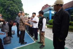 94 Petugas Penjaga Sekolah se-Kota Batu Dapat Bingkisan Lebaran dari Pj. Wali Kota