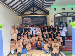 DPC Peradi Sidoarjo Bagi-Bagi 300 Paket Takjil dan Santuni  Anak Yatim