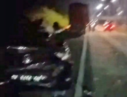 Toyota Hilux Tabrak Tronton, Ibu dan Dua Anaknya Tewas