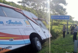 Bus Rosalia Indah  di Km 370 A Tol Batang-Semarang Alami Kecelakaan Tunggal, 7 Tewas