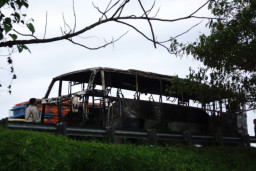 Diduga karena Pecah Ban, Bus Terbakar di Tol Jombang-Mojokerto