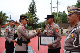 Kapolres Batu Beri Penghargaan pada 8 Personil Berprestasi di Hari Kesadaran Nasional