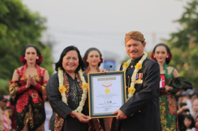 Kota Madiun Pecahkan Rekor MURI Peragaan Busana Kebaya Kartini Terpanjang