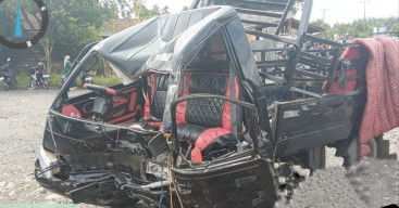 Mobil Pick Up Adu Banteng dengan Toyota Rush, 1 Tewas