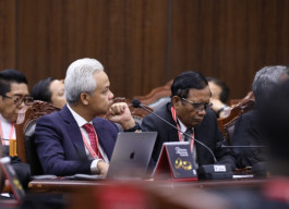 Semua Gugatan Ditolak MK, Mahfud Usap Dahi