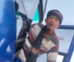 Ugal-ugalan di Jalan, Sopir Bus Ini Marah dan Acungkan Jari Tengah saat Ditegur Pengendara Lain