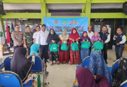 Peringati HPN 2024, PWI Sidoarjo Bagikan Sembako untuk Warga Terdampak Banjir