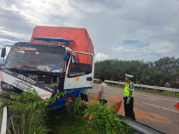 Diduga karena Selip Ban, Truk Tabrak Pembatas Jalan Tol Jombang