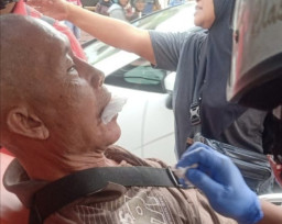 Kecelakaan, Sopir Angkot Terjepit Bagian Depan Mobil