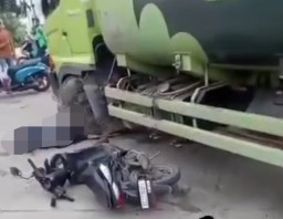 Honda Beat Salip dari Kiri, Pengendaranya Meninggal Terlindas Truk