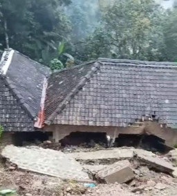 Hujan 5 Jam, Longsor Timpa Rumah di Ponorogo